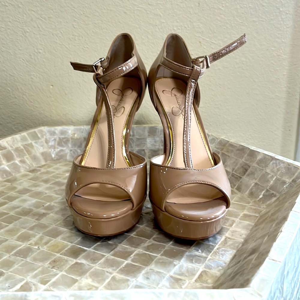 Jessica Simpson nude platform heel. Size 8.5. 5in heel with 1in platform.